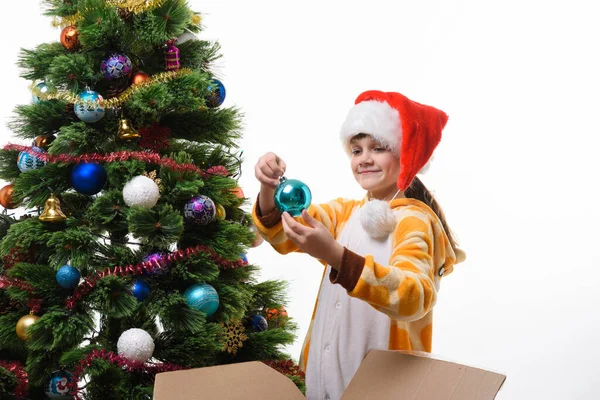 女孩从盒子里拿出一个圣诞玩具 — 图库照片