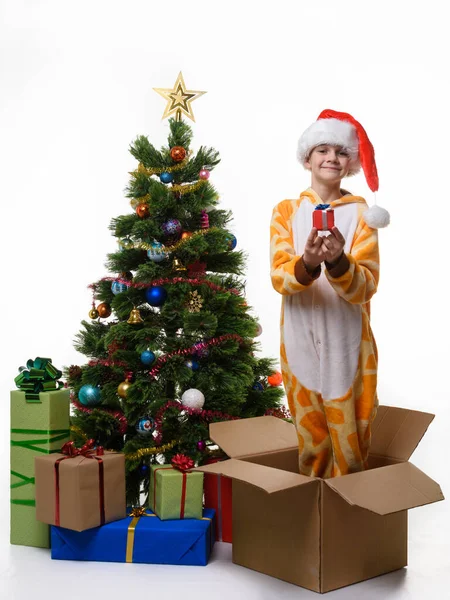 Wesoła Dziewczyna Trzyma Prezent Rękach Stoi Pudełku Przechowywania Zabawek Świątecznych — Zdjęcie stockowe