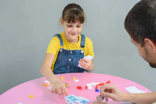 Fille Jouer Des Jeux Société Avec Papa — Photo