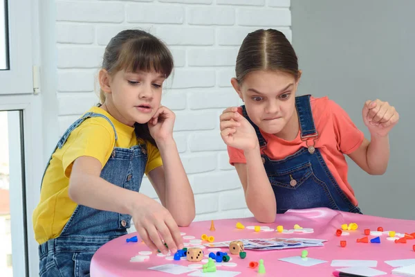 Girls Play Board Games One Them Looks Funny Chips — Stock Photo, Image