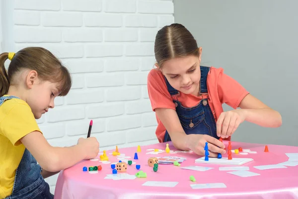 Two Sisters Play Board Game — Stock Photo, Image