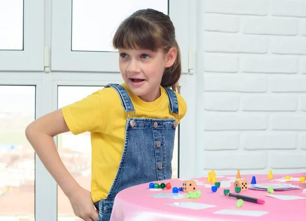 Fille Gaie Avec Drôle Visage Assis Une Table Jouant Jeu — Photo