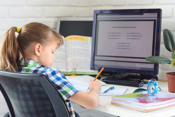 Niño Aprende Forma Remota Computadora — Foto de Stock