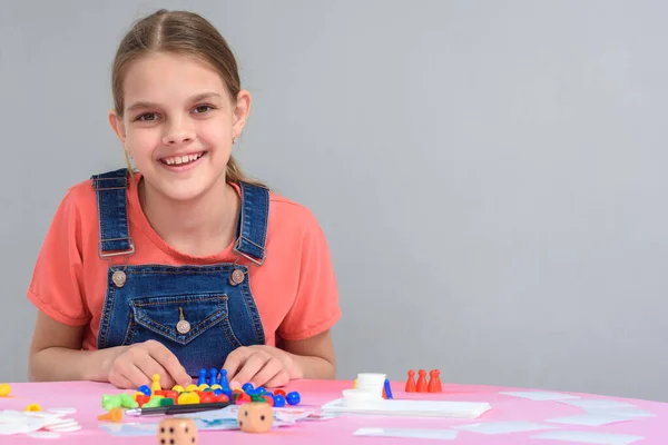 Flicka Som Sitter Vid Bordet Och Spelar Brädspel Ledigt Utrymme — Stockfoto