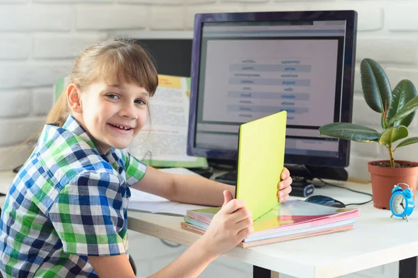 Ragazza Gode Fare Compiti Computer — Foto Stock