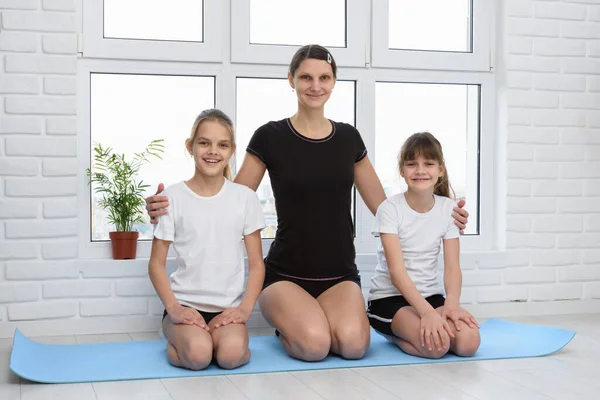 Mamá Hijas Ropa Deportiva Casa Alfombra Fitness —  Fotos de Stock