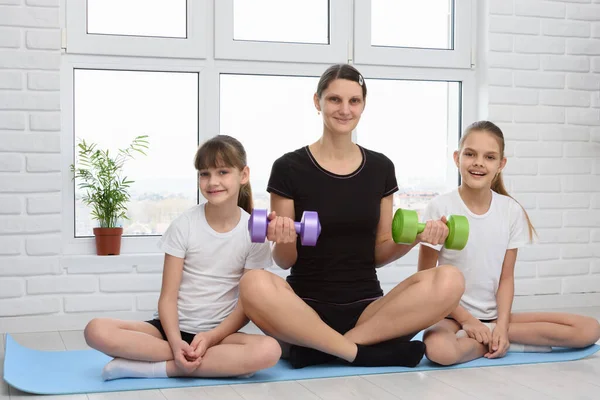 Clases Fitness Para Niñas Con Mamá Casa —  Fotos de Stock
