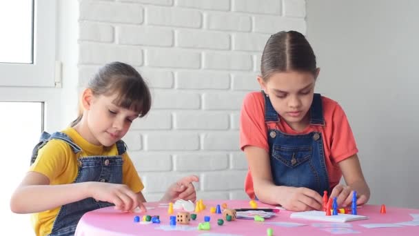 Duas Meninas Entusiasticamente Jogar Jogo Tabuleiro Casa — Vídeo de Stock