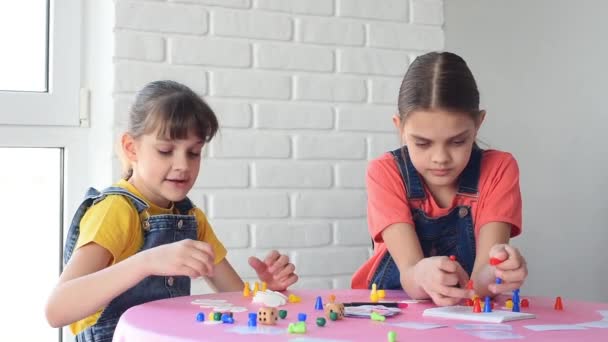 Две Девушки Играют Настольные Игры Смотрят Рамку — стоковое видео