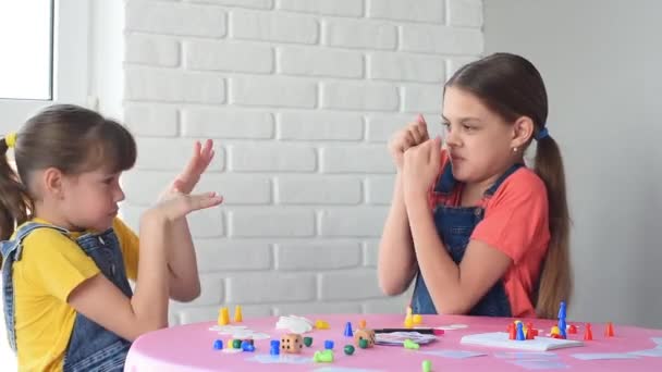 Twee Meisjes Spelen Bordspellen Vechten Bogen Met Een Vriend — Stockvideo