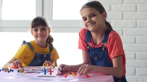 Dos Chicas Juegan Juegos Mesa Divierten Mirando Marco — Vídeos de Stock