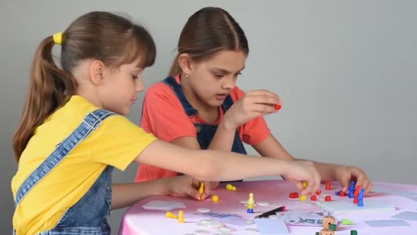 Evde Oyun Oynayan Iki Kız Arkadaş Fişleri Paylaşmadı — Stok video