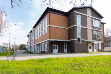 Anapa, Rusya - 27 Mart 2020: Yeni inşa edilen okul, ilkokul binası, Anapa şehrinin 6.