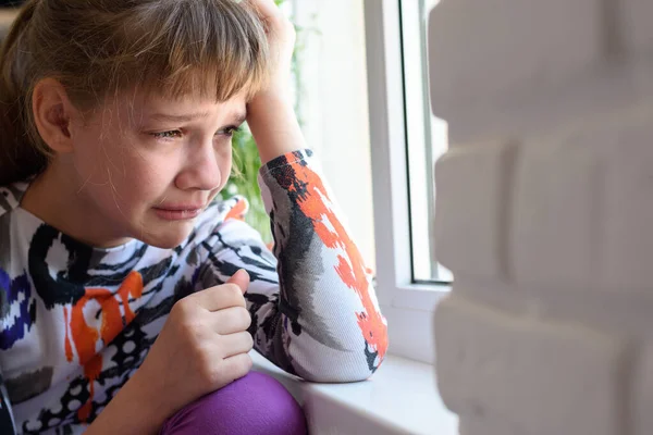 Overstuur Meisje Huilend Bij Het Raam — Stockfoto