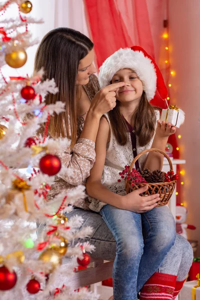 Madre Toca Nariz Hija Vestida Con Traje Navidad Cerca Árbol — Foto de Stock