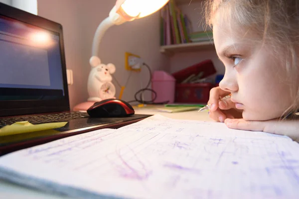 Bardzo Zmęczona Dziewczyna Nienawidzi Oglądać Lekcji Wideo Domu — Zdjęcie stockowe