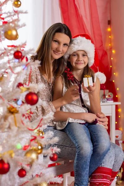 Feliz Mamá Hija Sientan Una Habitación Bellamente Decorada Cerca Árbol — Foto de Stock