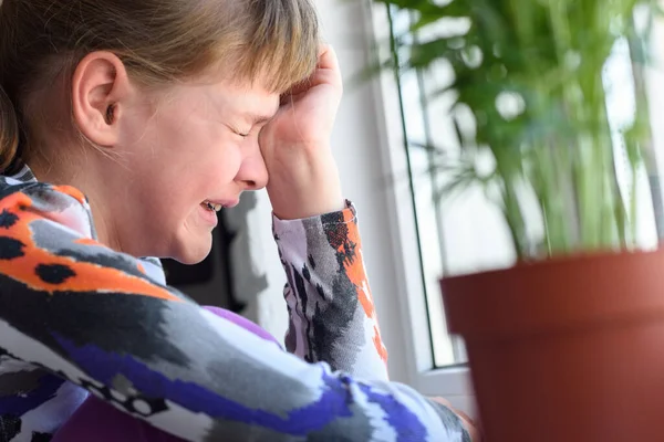 Tien Jaar Oud Meisje Snikt Bij Het Raam Kamer — Stockfoto