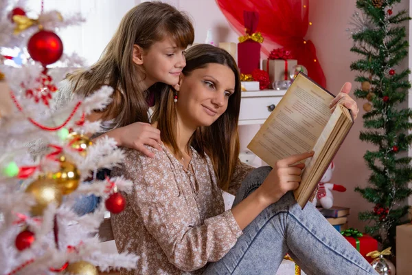 Mamá Hija Leen Libro Cerca Árbol Navidad — Foto de Stock