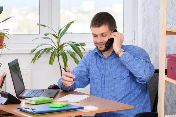 Especialista Escritório Falando Telefone Tomando Notas Caderno — Fotografia de Stock