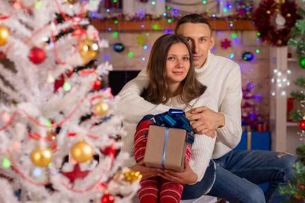 Una Pareja Enamorada Regalos Cerca Árbol Navidad —  Fotos de Stock