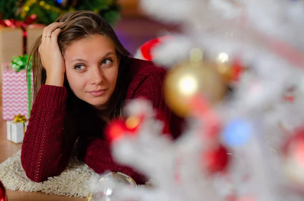 Porträt Eines Schönen Brütenden Mädchens Hinter Einem Weihnachtsbaum — Stockfoto