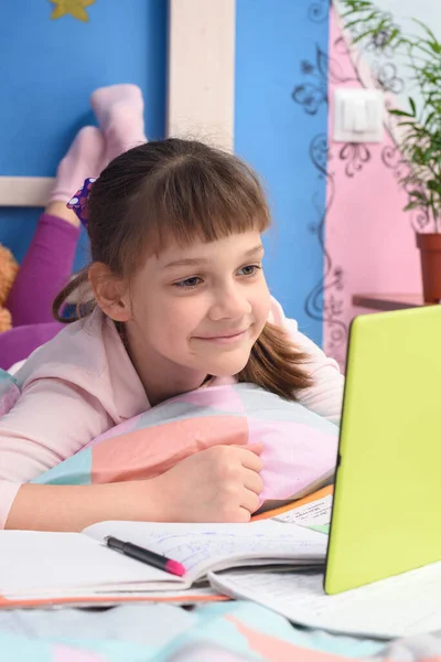 Dziewczyna Uczy Się Zdalnie Domu Leży Łóżku Ogląda Lekcję Wideo — Zdjęcie stockowe