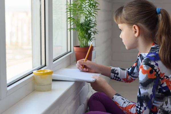 Meisje Tekent Met Potlood Een Album Vensterbank — Stockfoto