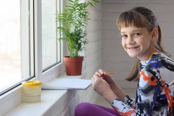 Feliz Niña Dibuja Dibujo Mientras Está Sentado Suelo Cerca Una —  Fotos de Stock