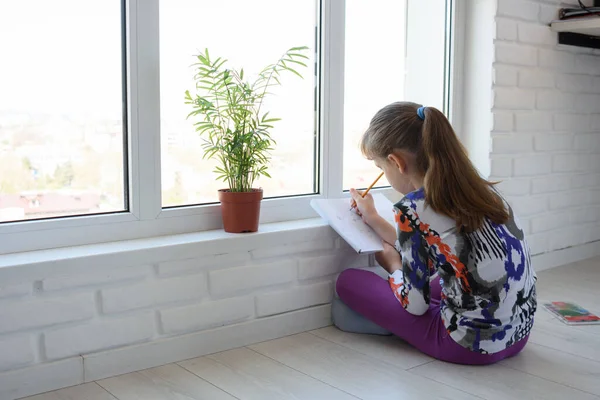 Uma Menina Solitária Quarentena Baseia Câncer — Fotografia de Stock