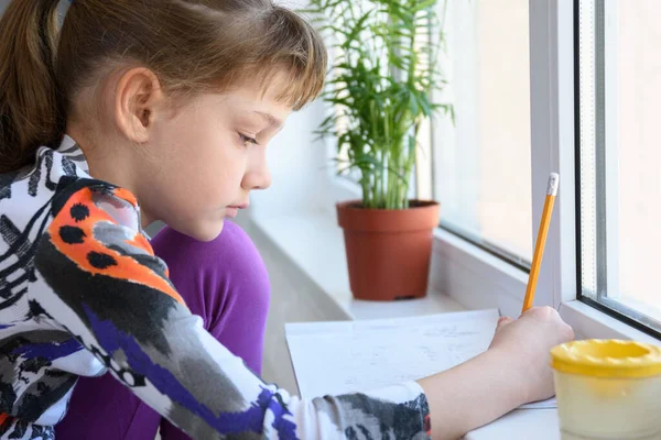 Overstuur Meisje Zit Bij Het Raam Kijkt Heel Verdrietig Uit — Stockfoto