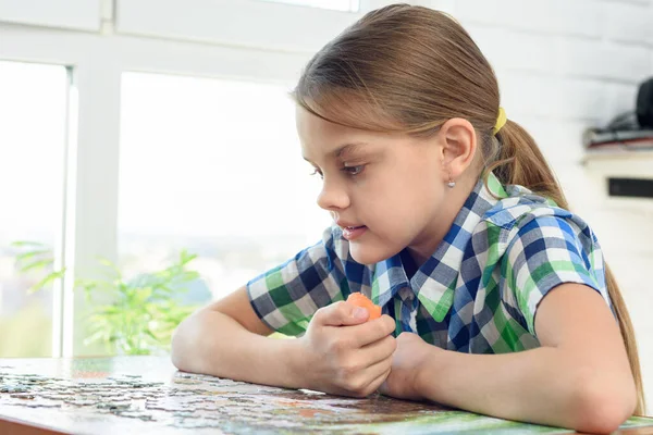 Fille Recueille Puzzle Tout Étant Assis Maison Table Mange Des — Photo