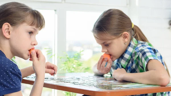 Kinder Sammeln Rätsel Und Knabbern Möhren — Stockfoto