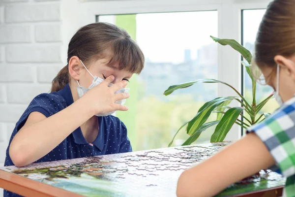 病気のマスクの女の子傷彼女の目とともに汚い指 — ストック写真