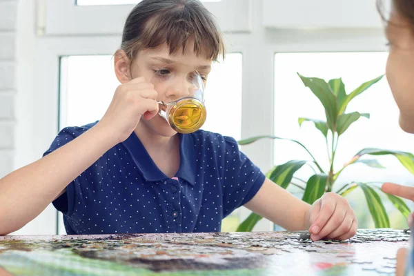 Menina Bebe Água Jogando Jogos Tabuleiro Mesa — Fotografia de Stock