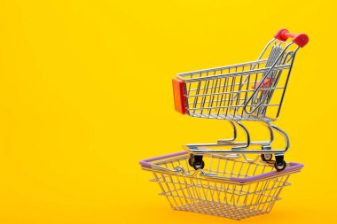 Boş bir market arabasında boş bir market arabası var.