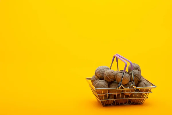 Nozes Estão Cesta Supermercado Fundo Laranja Brilhante — Fotografia de Stock