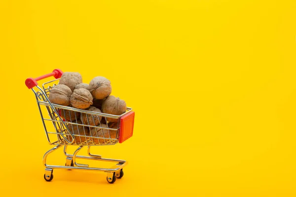 Les Noix Sont Dans Panier Épicerie Fond Orange Vif — Photo