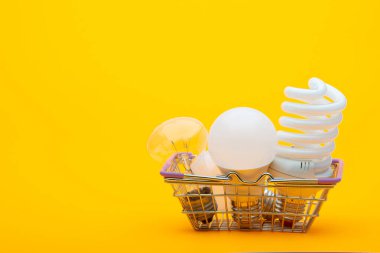 Market sepetinde farklı türde ampuller var - parlak, enerji tasarrufu ve LED