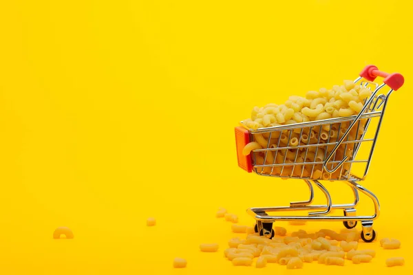 Carrinho Supermercado Para Topo Preenchido Com Massa Fundo Laranja Brilhante — Fotografia de Stock