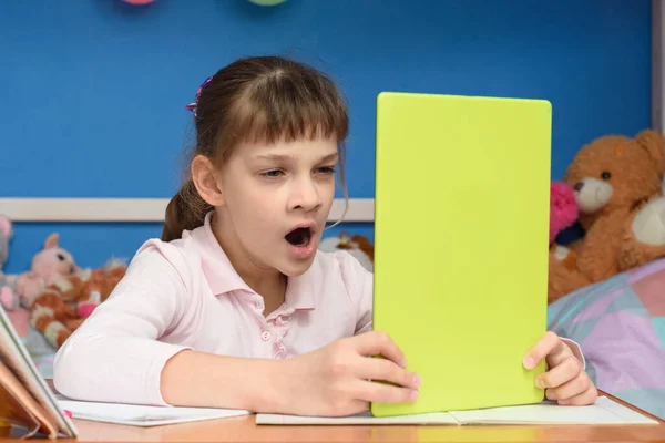 Meisje Thuis Aan Tafel Geeuwt Tijdens Het Kijken Naar Een — Stockfoto