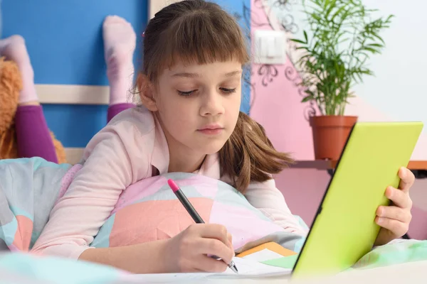 Studente Nel Suo Letto Casa Studiare Scuola Online — Foto Stock