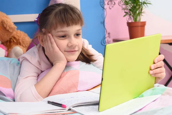 Menina Está Cama Olha Para Tutoriais Vídeo Tablet — Fotografia de Stock