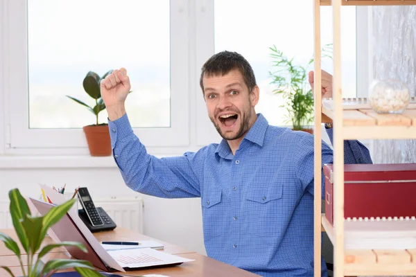 Empresário Escritório Está Muito Feliz Com Negócio Bem Sucedido — Fotografia de Stock