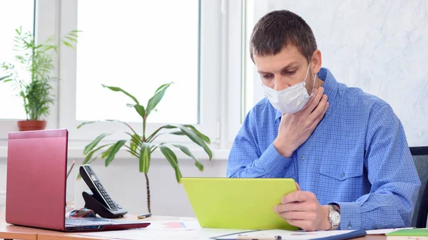 Ofisteki Hasta Çalışan Boğazını Tutuyor — Stok fotoğraf