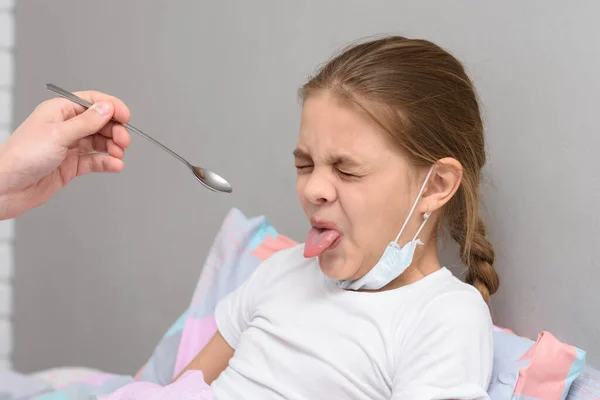 Kız Ona Verilen Ilaca Kaşlarını Çattı Dilini Çıkardı — Stok fotoğraf