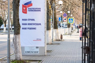 Anapa, Rusya - 20 Mart 2020: Rusya Federasyonu 'nun Anapa Caddesi' ndeki anayasası için tüm Rusya 'nın oyu ile reklam standı