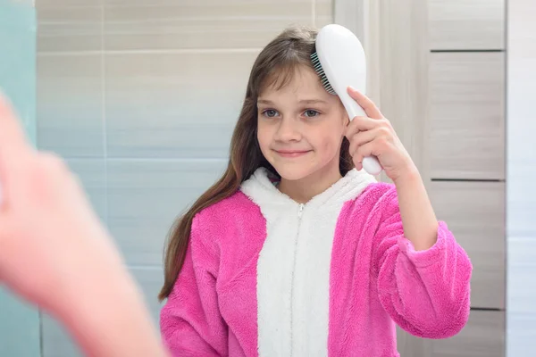 Ragazza Pettinarsi Capelli Bagno Mattina Presto — Foto Stock