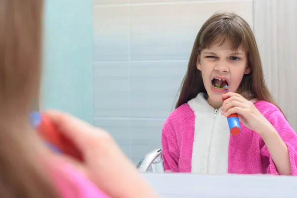 Diş Ağrısı Çeken Kız Dişlerini Fırçalamaya Karar Verdi — Stok fotoğraf
