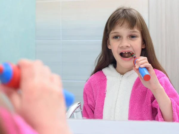 Girl Looks Mirror Brushes Her Teeth Electric Toothbrush — Stock Photo, Image